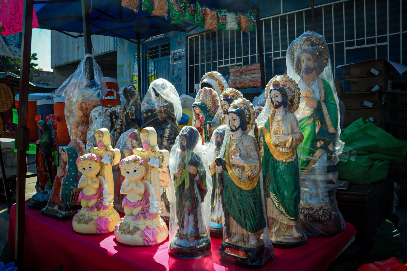 $!Culiacán inicia la celebración del Día de Muertos con flores y ofrendas en los panteones