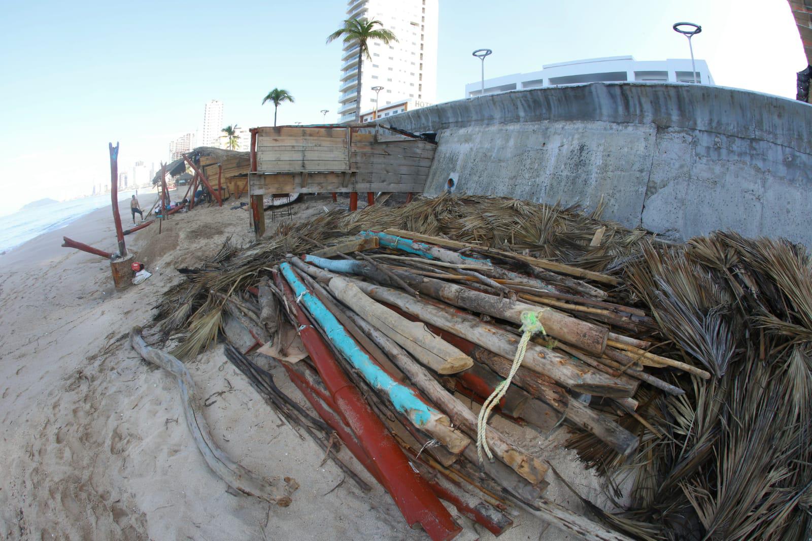 $!Apresuran reapertura de palapas a la orilla de la playa en Mazatlán