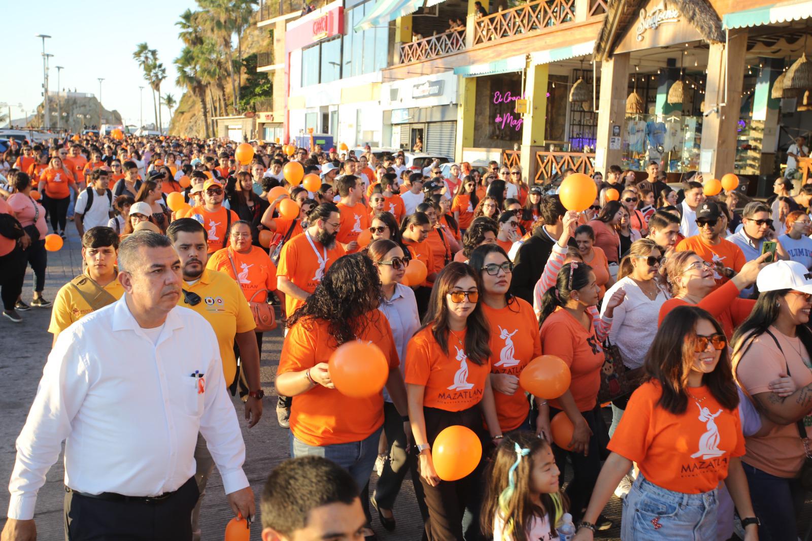 $!Marchan por el Día Internacional de la Eliminación de la Violencia contra la Mujer e iluminan de naranja el Palacio Municipal