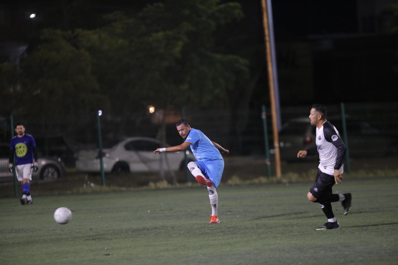 $!Aluminio y Cristales El Pollo se ciñe la Copa en Liga Superveteranos