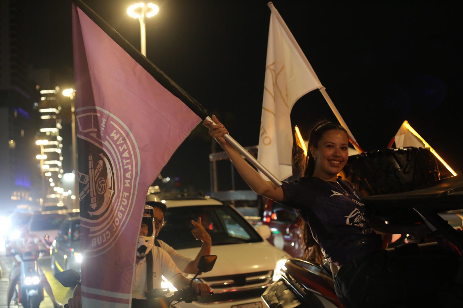 $!Mazatlán FC celebra quinto aniversario con vistoso desfile