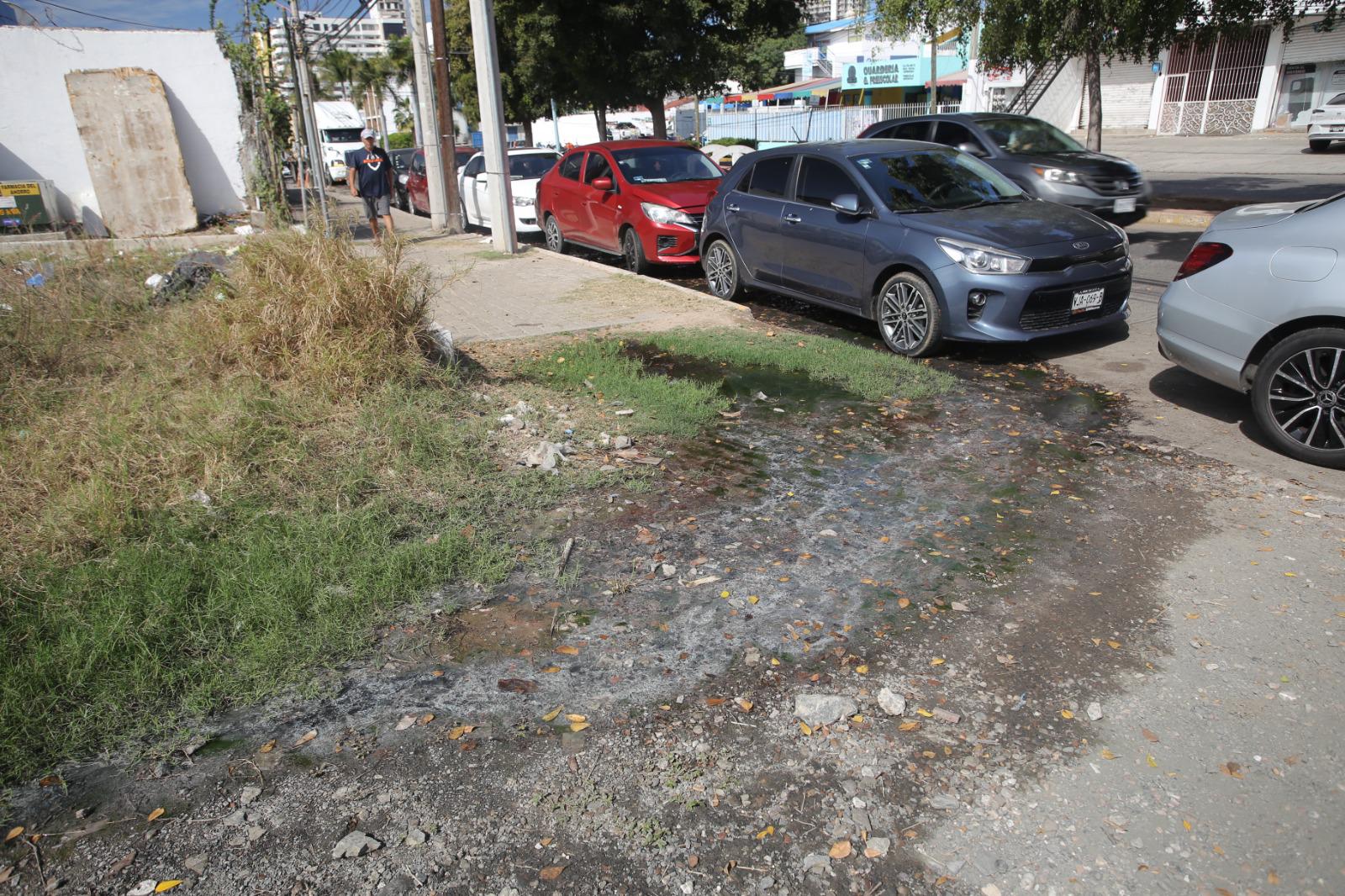 $!Denuncian fugas de aguas negras sobre la Avenida Lola Beltrán, en Mazatlán