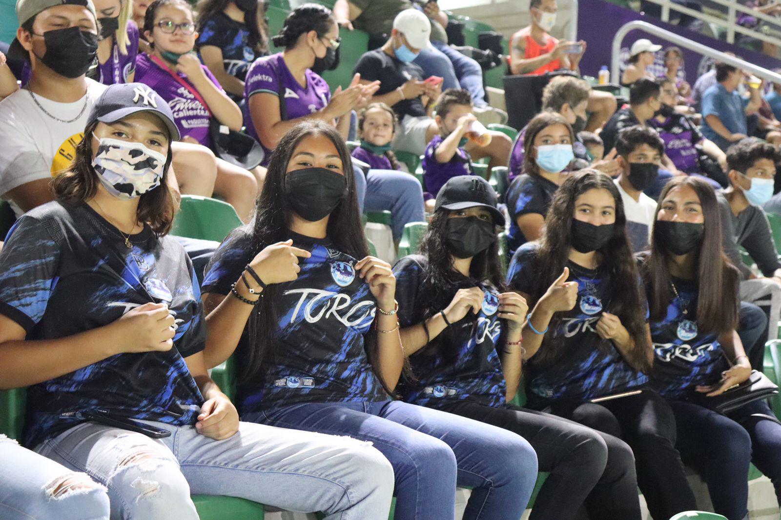 $!Las chicas de Leonas y Toros FC son ovacionadas en el Kraken