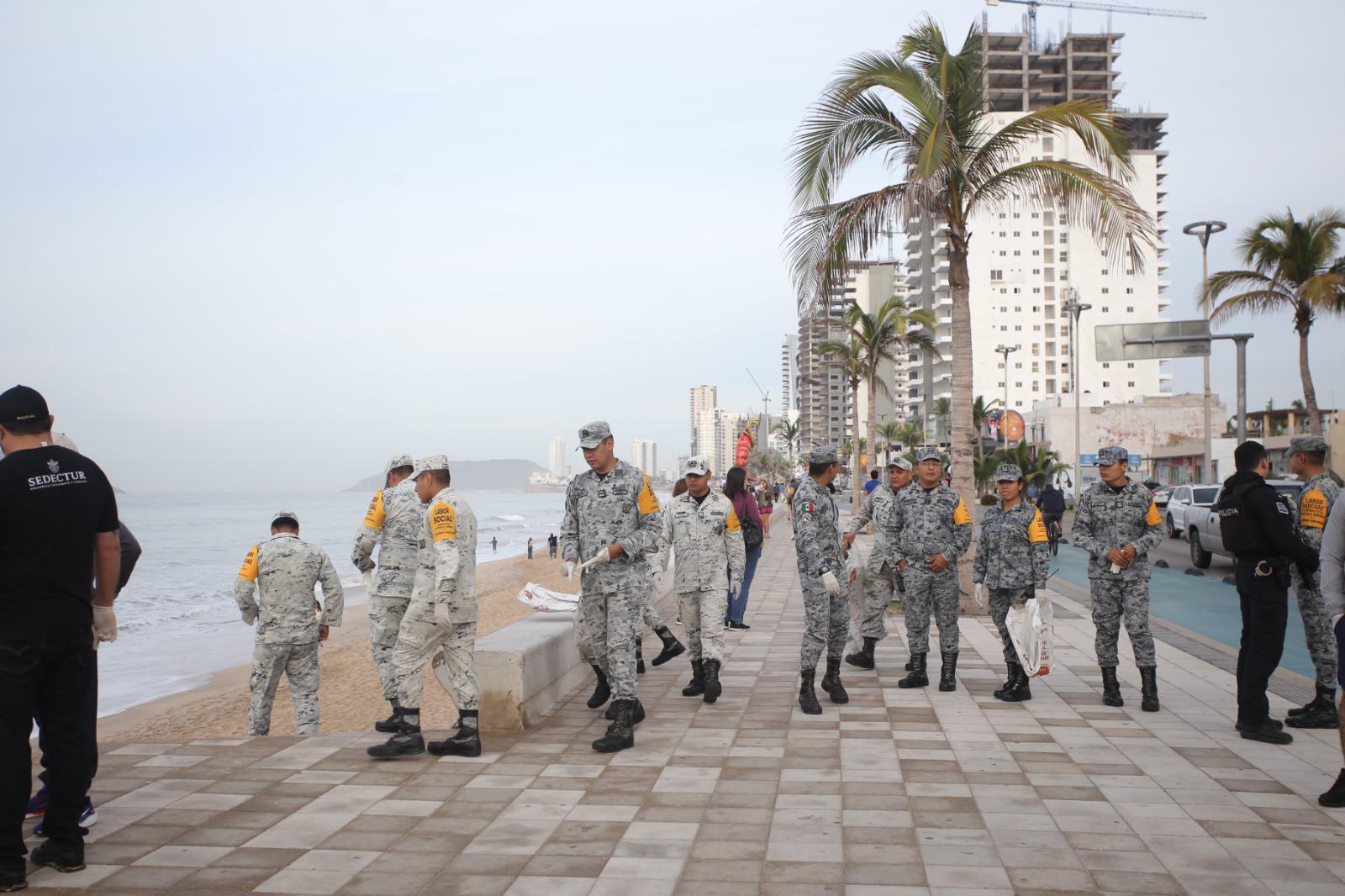 $!Decenas de estudiantes se unen a una nueva jornada de limpieza de playas en Mazatlán