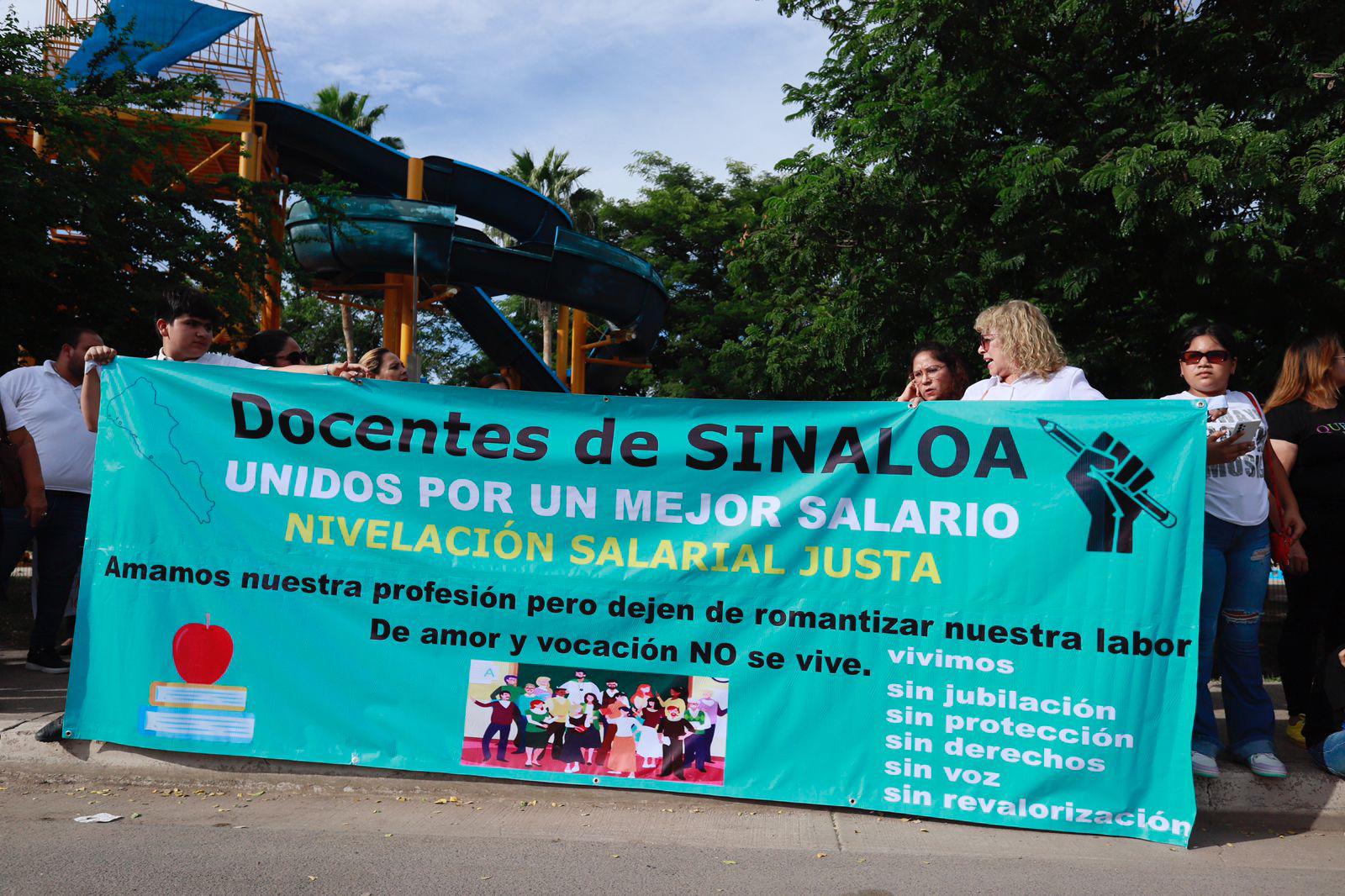 $!Simpatizantes y manifestantes ‘alborotan’ la llegada de AMLO a Culiacancito