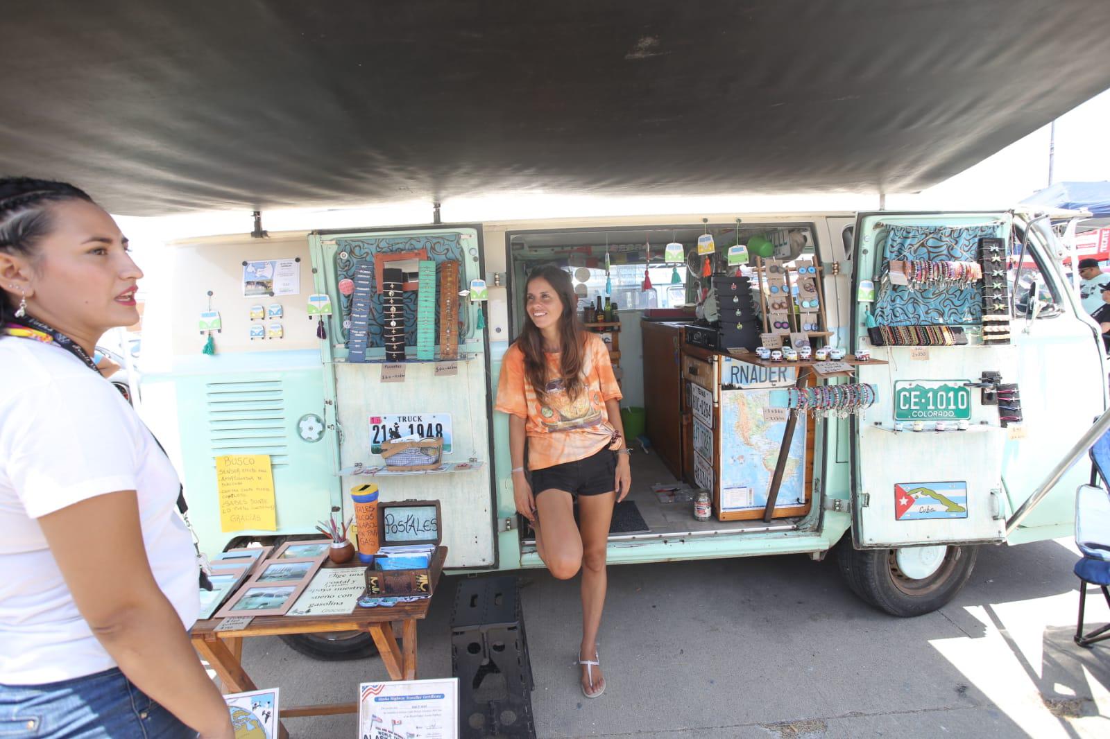 $!De la Patagonia a Alaska en combi: Pareja argentina hace escala en Mazatlán dentro de su aventura