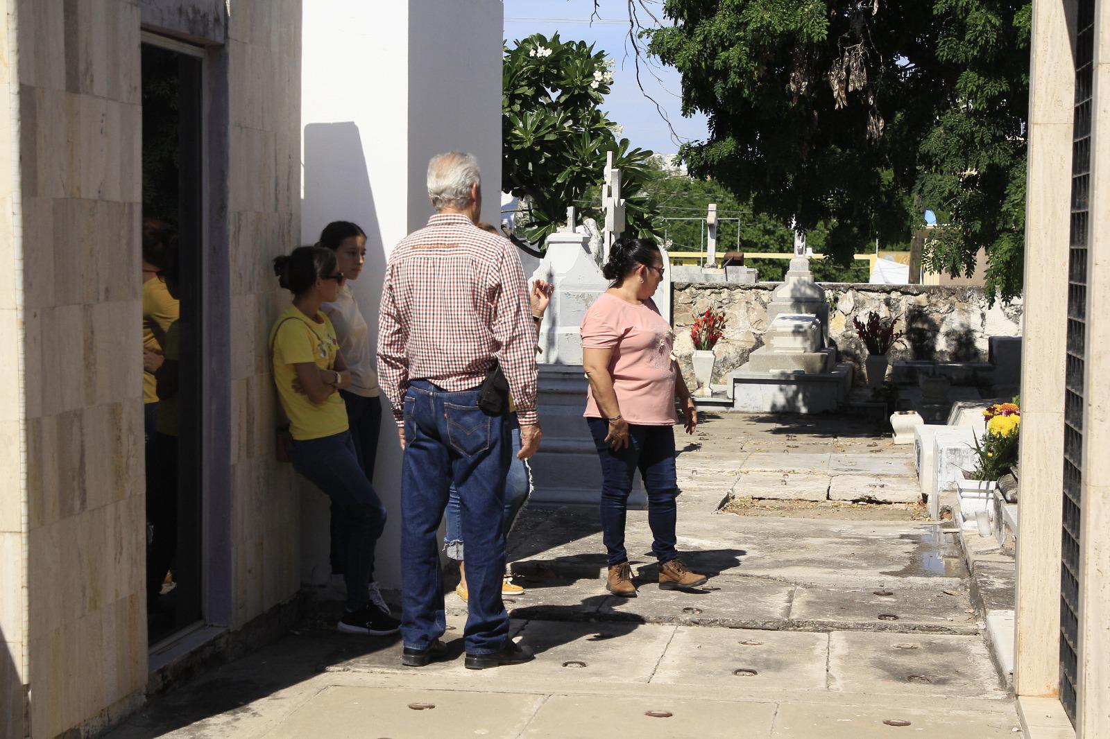 $!Panteones de Culiacán albergan reencuentros familiares en el Día de Muertos