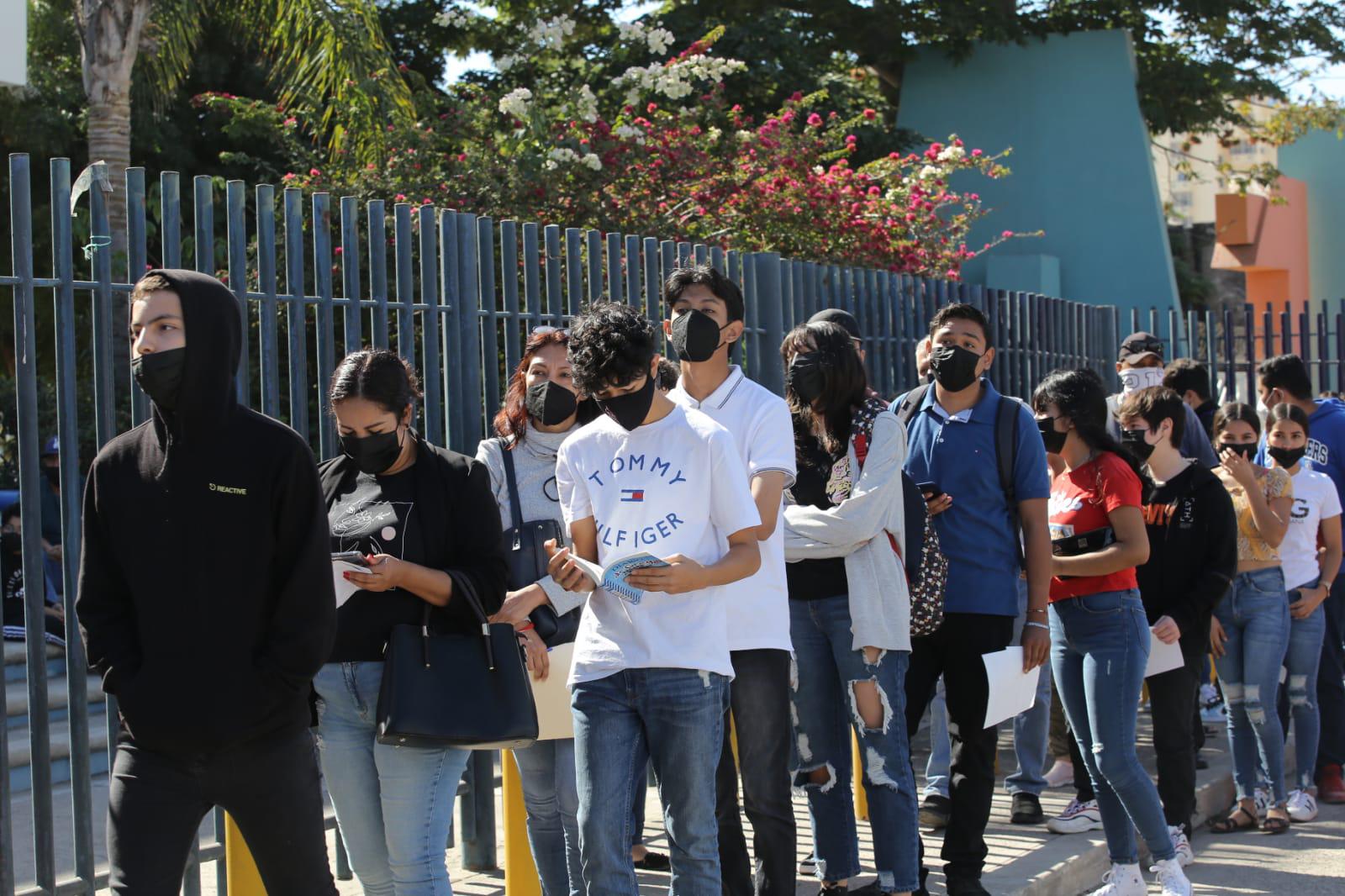 $!Desde adolescentes hasta adultos mayores acuden a vacunarse en el Polideportivo de Mazatlán