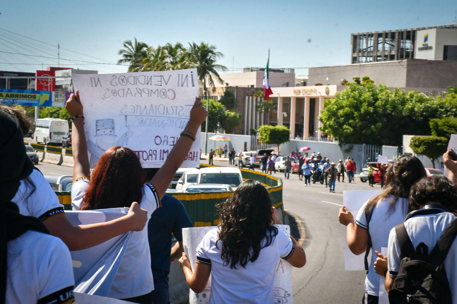 $!Estudiantes de la UAS realizan segunda marcha, ahora rumbo al Congreso del Estado
