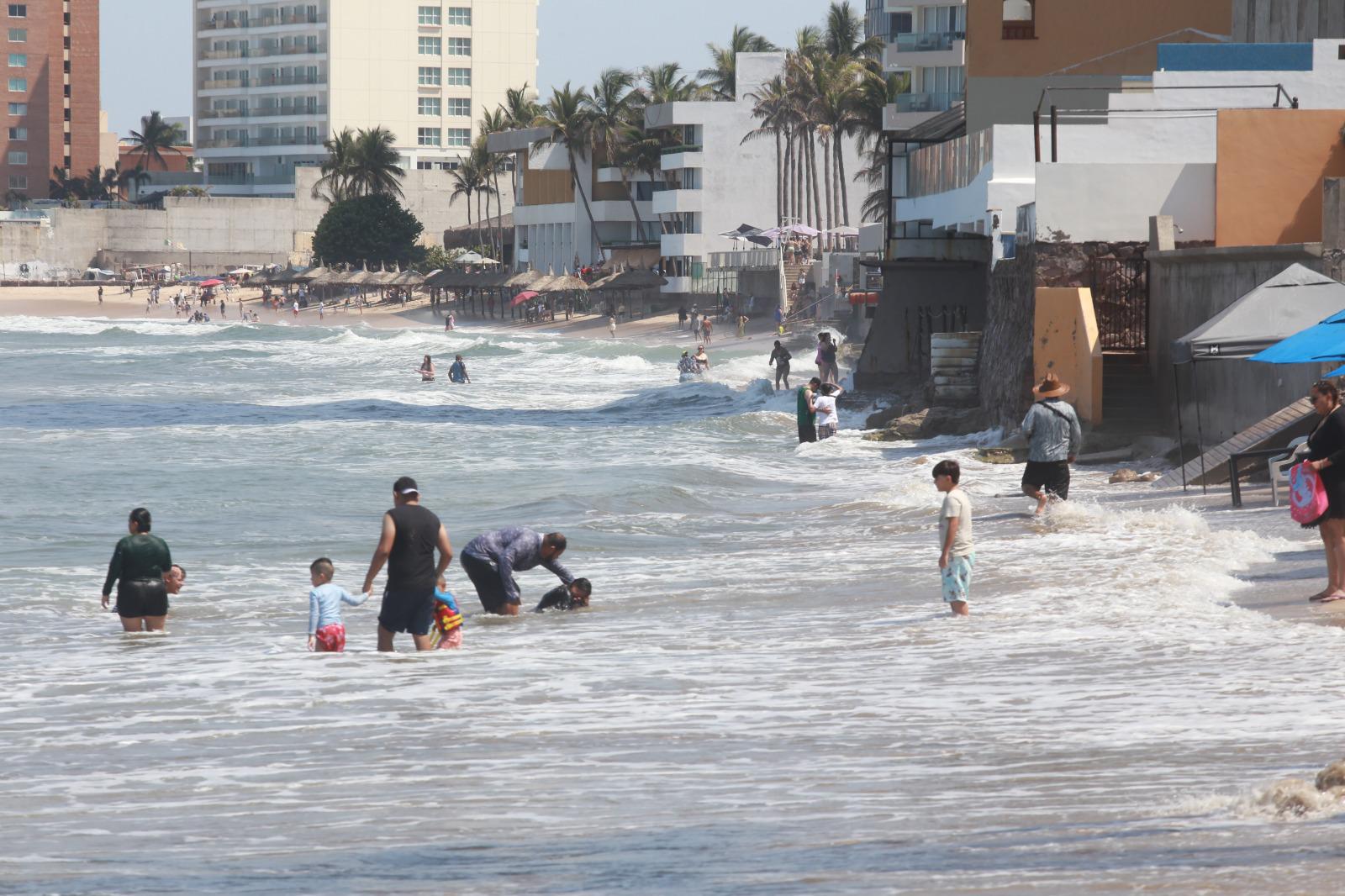 $!Por mar de fondo, playas de Mazatlán se quedan con poco espacio de arena