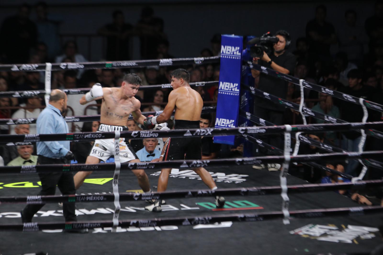 $!Aréchiga, Vega y Amaro brillan en la noche de boxeo del CUM en Mazatlán
