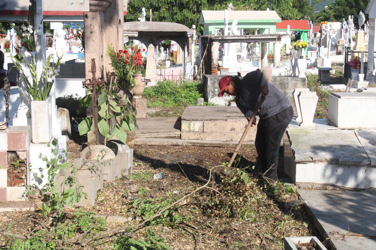 $!Ana Isabel, madre de familia que encuentra sustento en la limpieza de tumbas en El Rosario