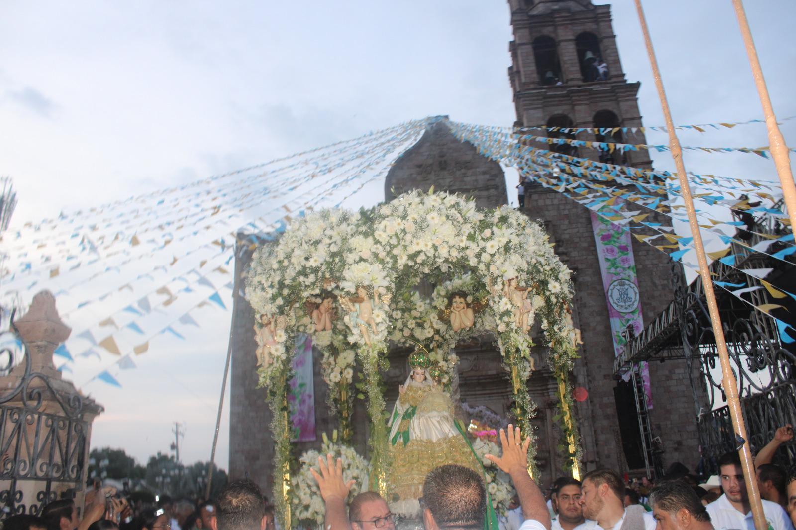 $!Intenso calor aviva fervor en feligreses durante la edición 294 de la solemnidad de la Virgen del Rosario