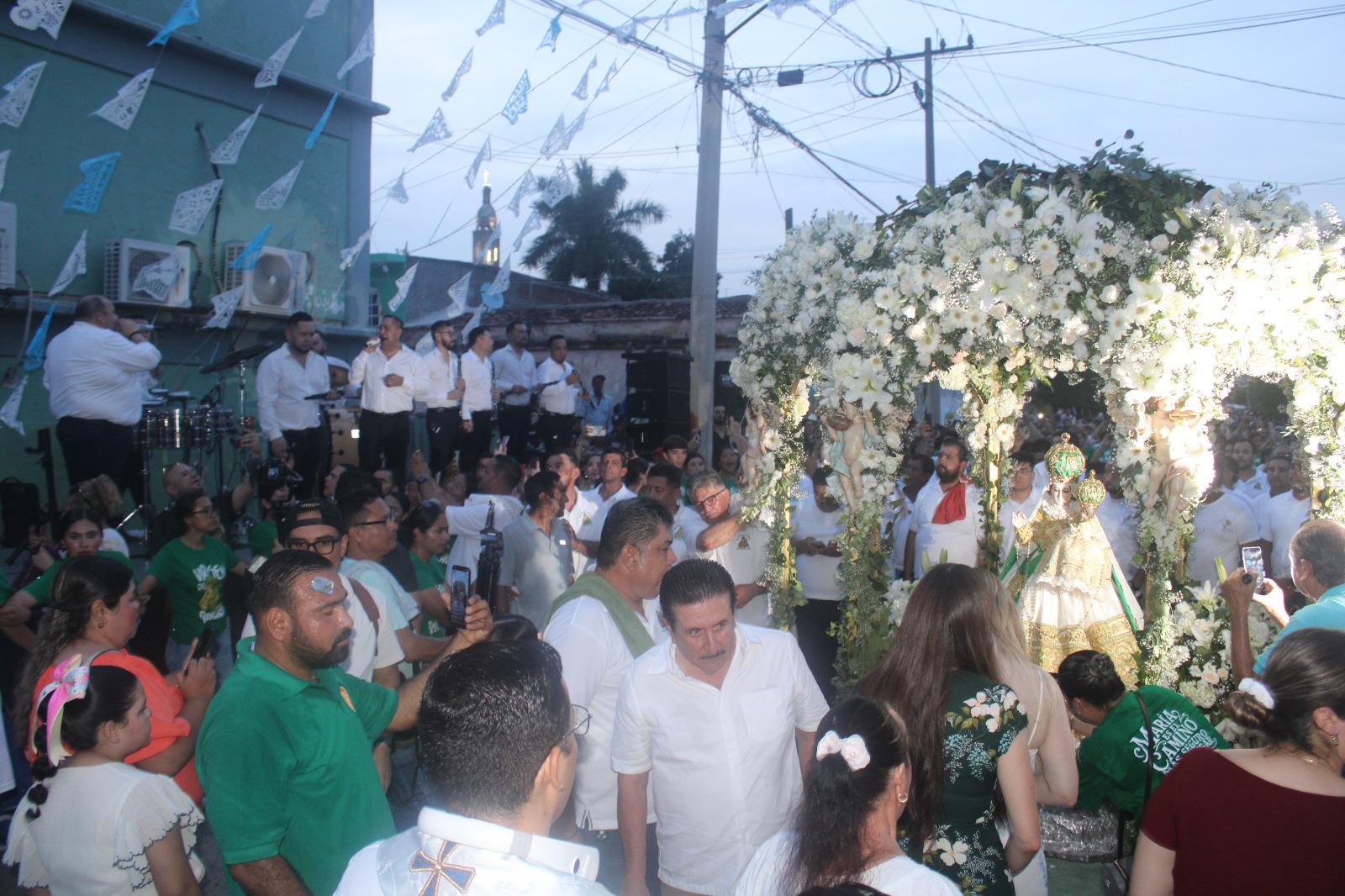 $!Le canta por primera vez ‘El Coyote’ a la Virgen del Rosario