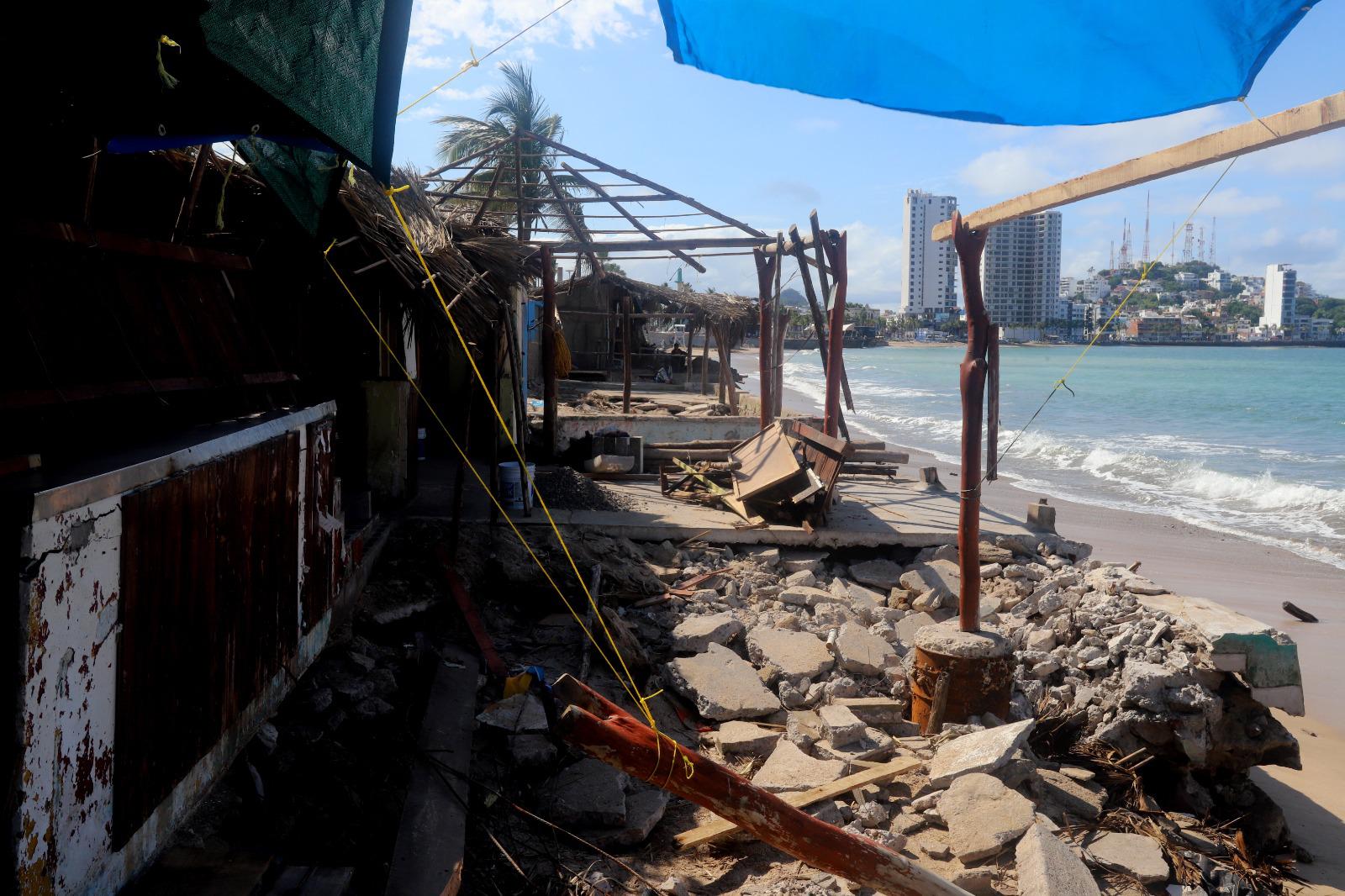 $!Playas han reducido de 30 metros a cero de frente, admiten palaperos de Mazatlán