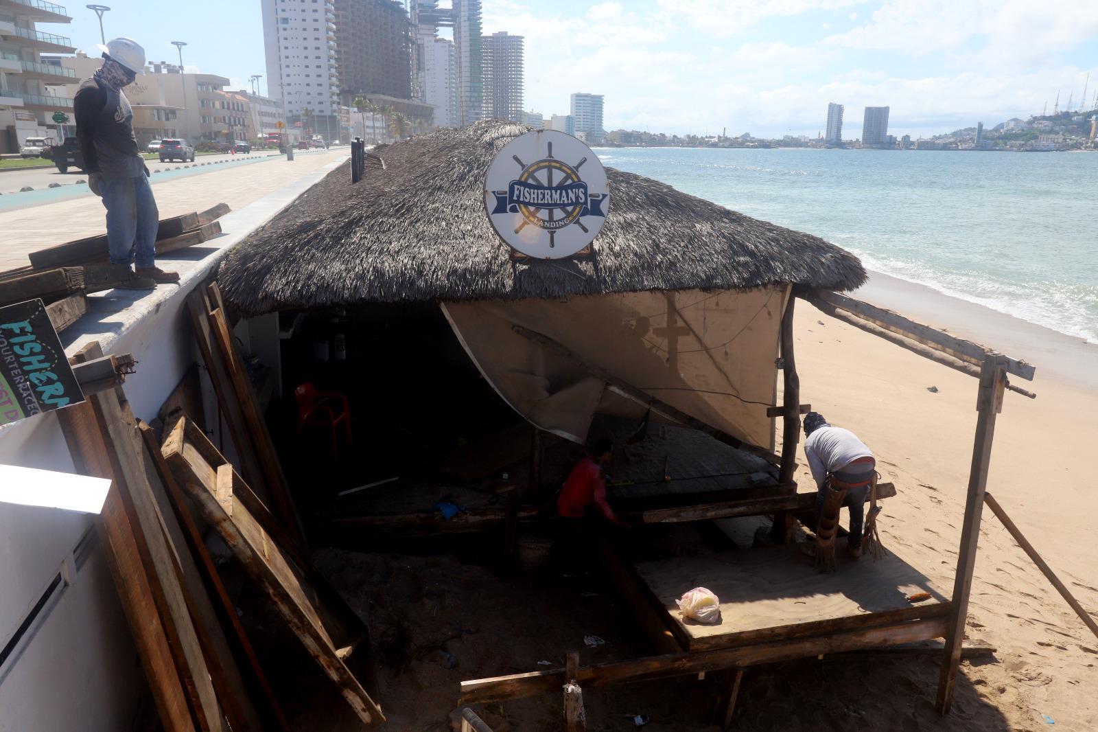 $!Playas han reducido de 30 metros a cero de frente, admiten palaperos de Mazatlán