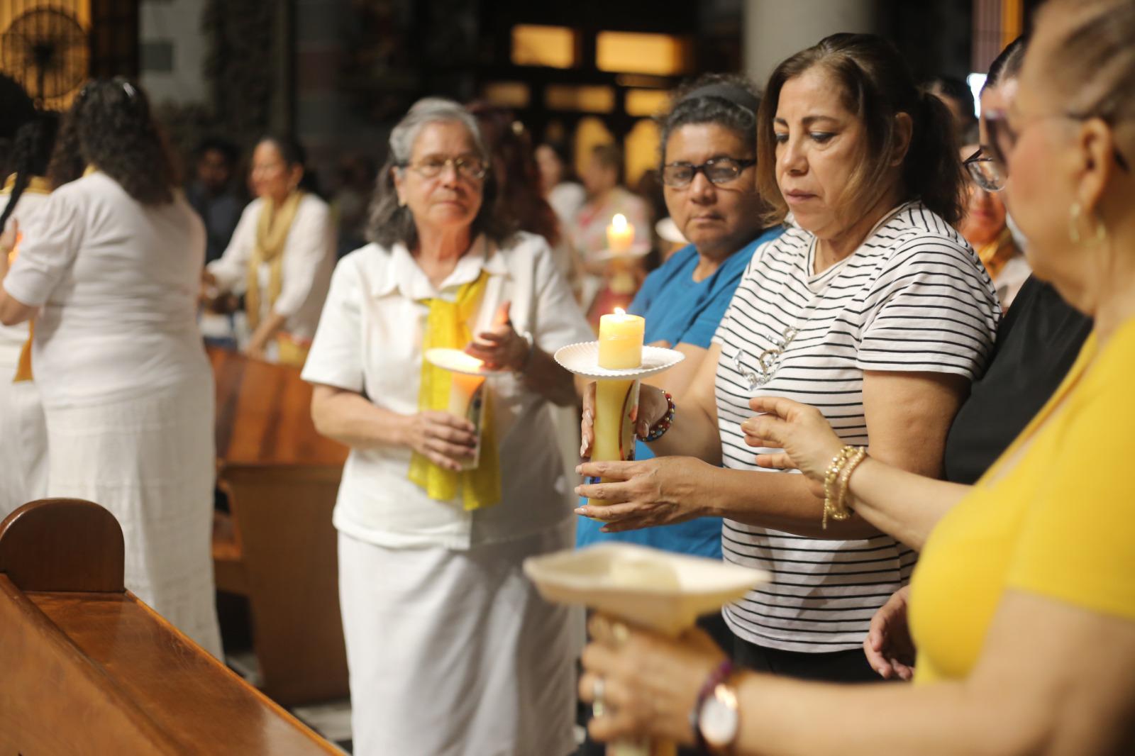 $!Bendición del fuego ilumina la Vigilia Pascual en la Catedral de Mazatlán