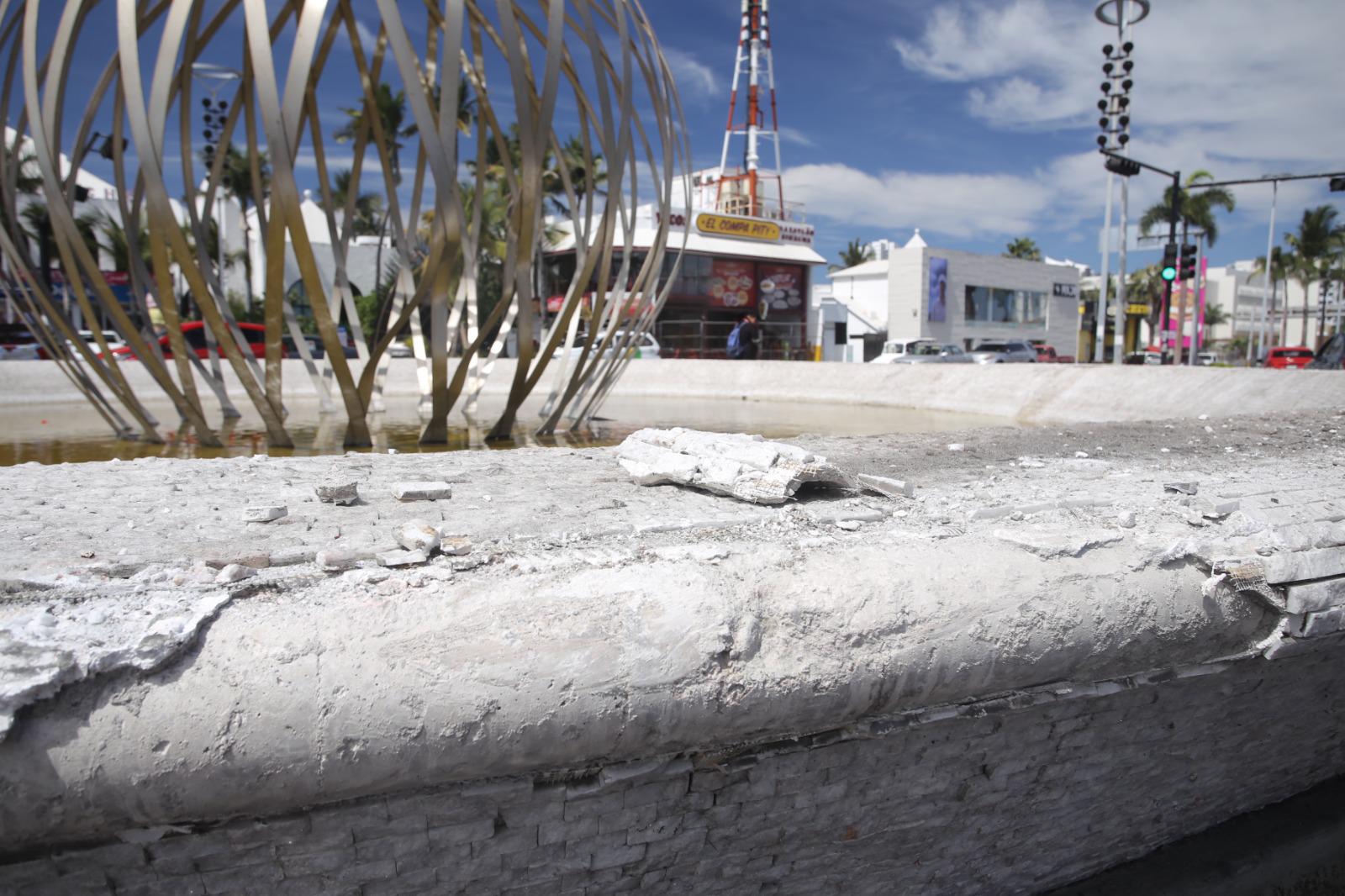 $!Muestra glorieta ‘La Perla del Pacífico’ huellas del accidente automovilístico del fin de semana, en Mazatlán