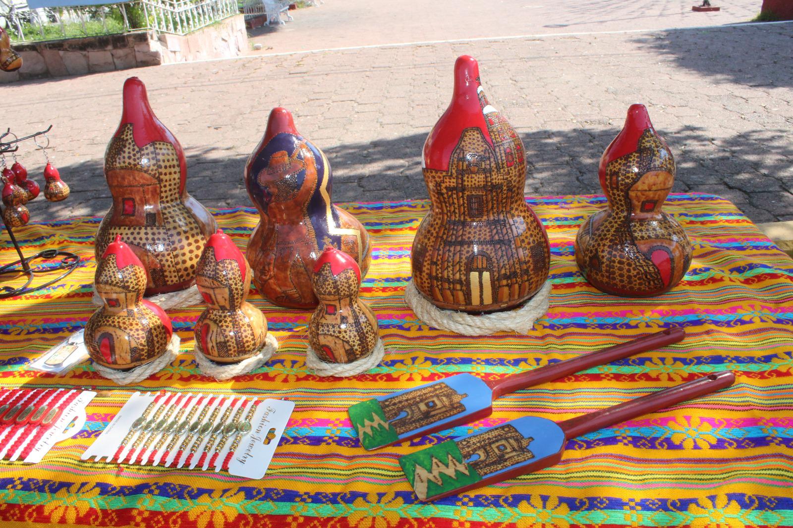 $!Juan de Dios crea artesanías que capturan la belleza de Rosario