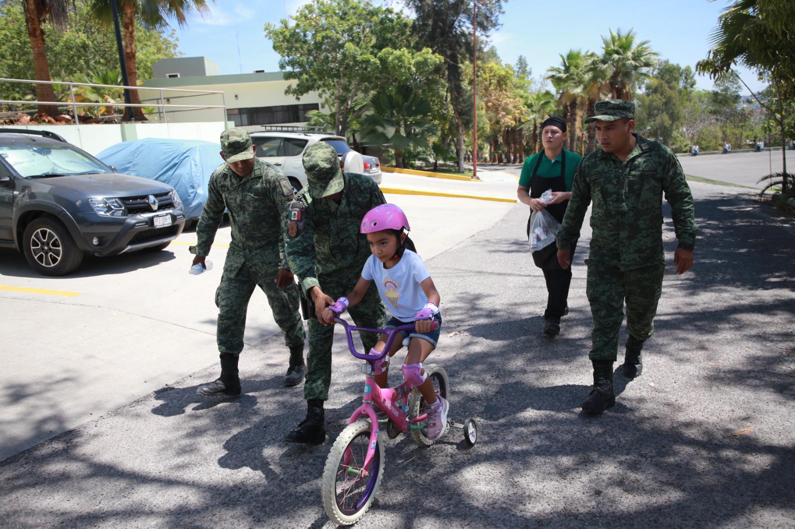 $!Recorren ciclistas instalaciones de Tercera Región Militar