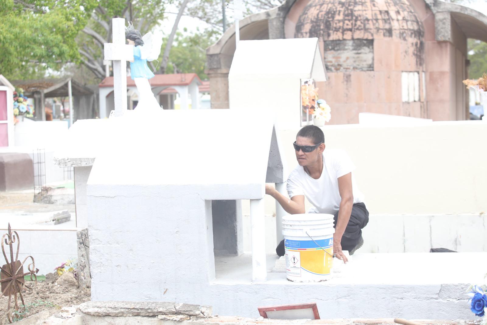 $!Familias mazatlecas acuden a los panteones para honrar a sus padres