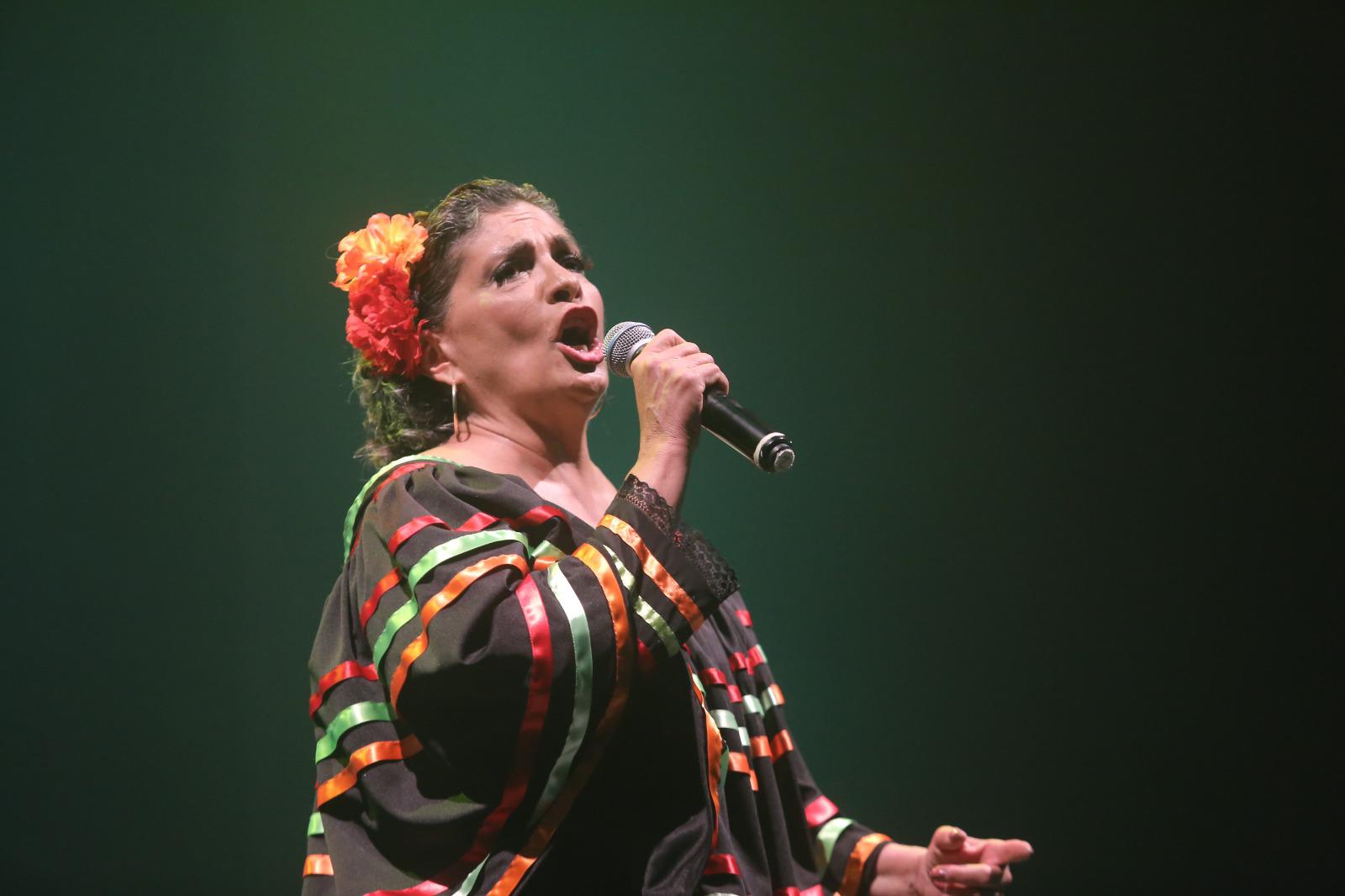 $!María Elena Leal emocionó al público al interpretar los temas más representativos del repertorio de su madre durante el homenaje en el escenario.