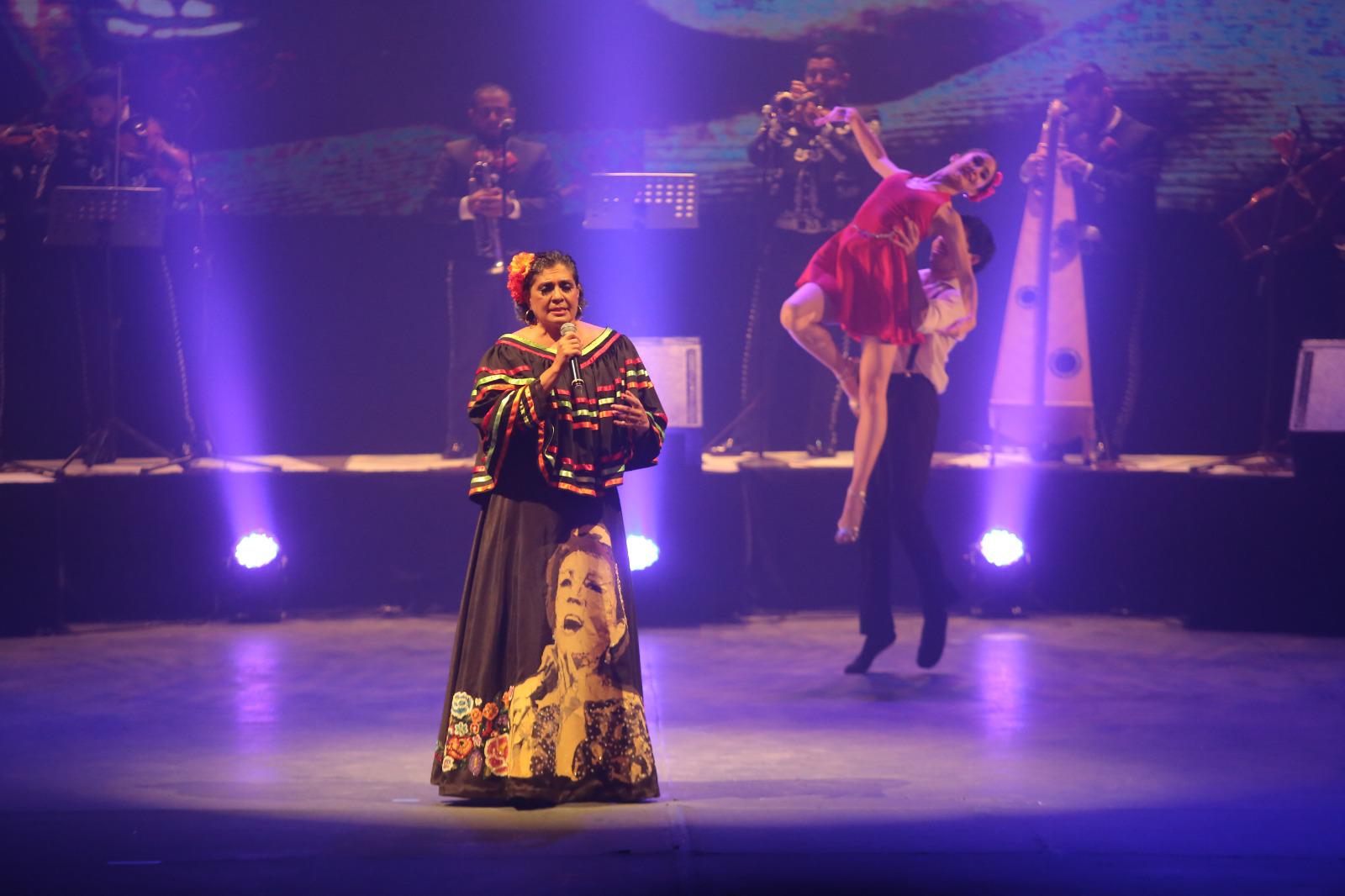 $!Parejas de bailarines dieron vida a “No volveré” y “Si nos dejan”, combinando danza y música ranchera en homenaje a la gran artista.