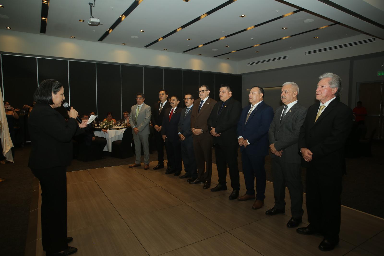 $!Minerva Osuna Zavala tomó protesta a la nueva mesa directiva del Club Rotario Mazatlán Marina durante el acto protocolario.