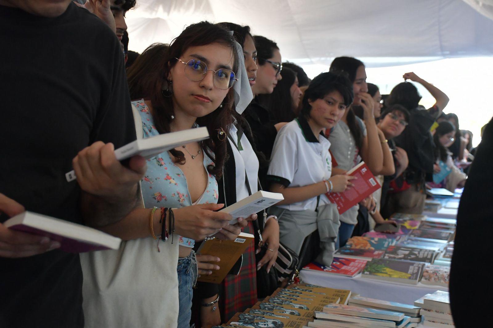 $!Jóvenes se muestran interesados en la lectura.