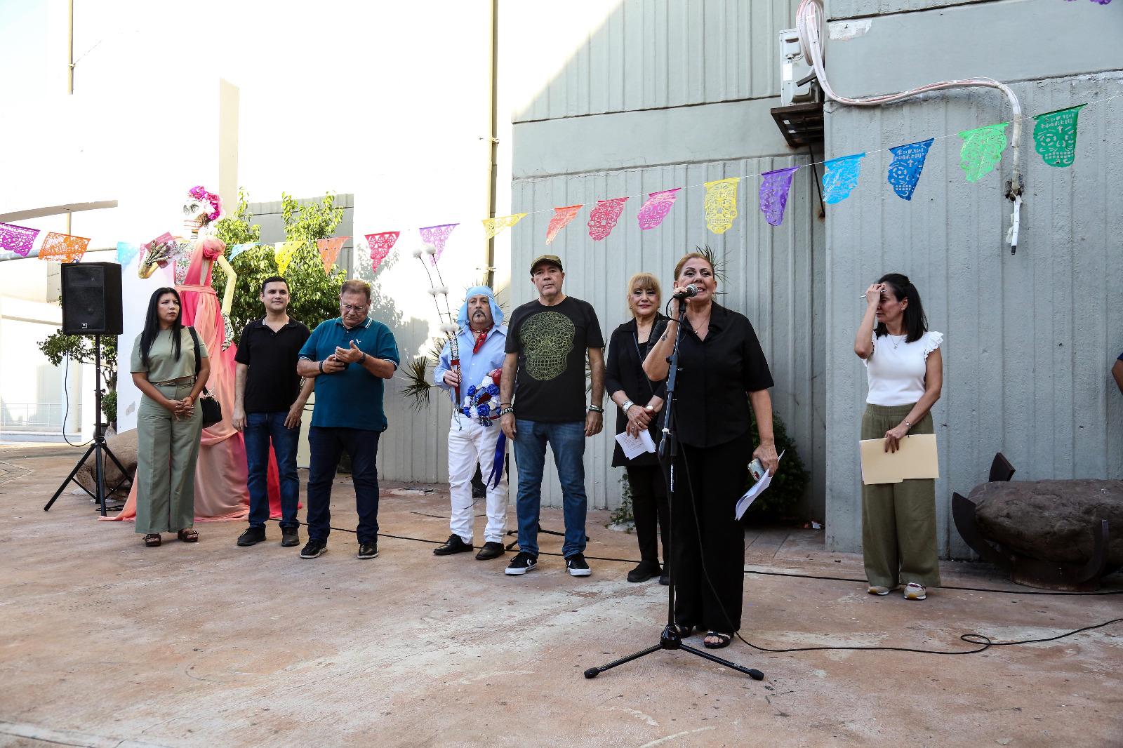 $!Claudia Apodaca dio la bienvenida, acompañada de la maestra Rebeca Rendón y maestros de la institución.