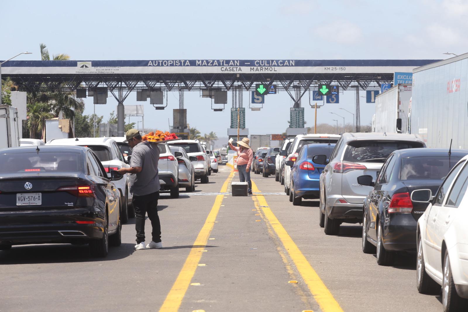 $!Fuerte éxodo vehicular se registra en caseta de peaje de Mármol tras concluir la Semana Santa