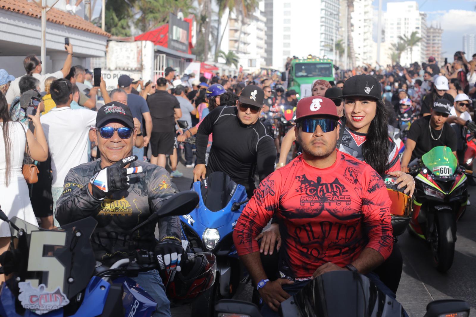 $!Rugen los motores en el magno desfile de la Semana de la Moto Mazatlán 2026