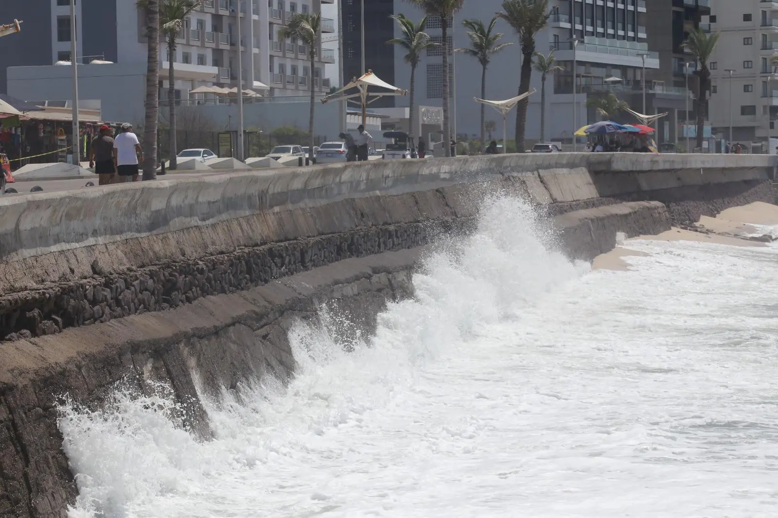 $!Prevalecen marea alta y oleaje elevado en playas de Mazatlán este domingo