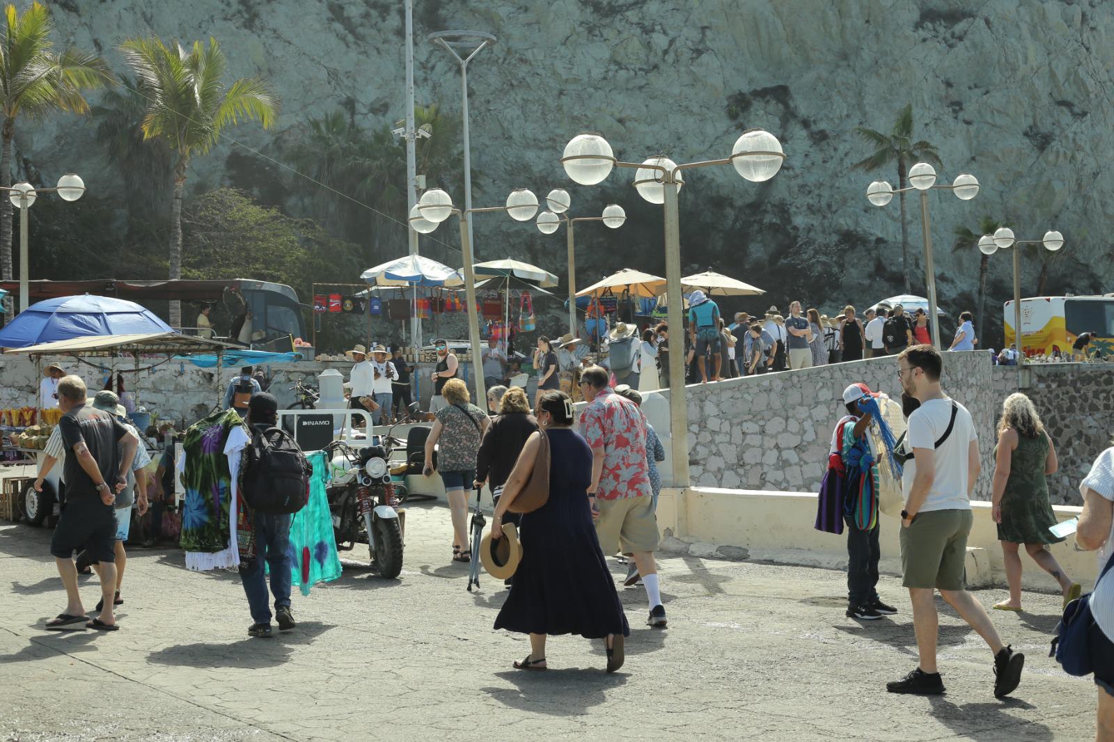 $!Recibe Mazatlán a más de 11 mil visitantes tras llegada de Koningsdam, Norwegian Bliss y Carnival Panorama