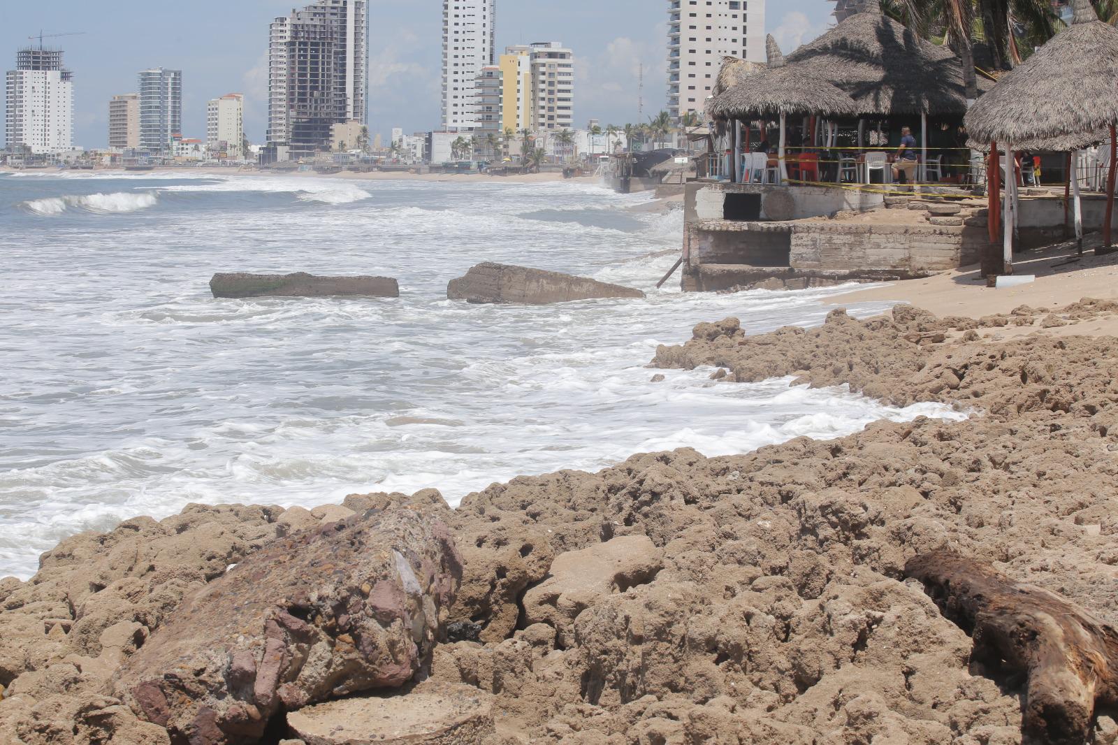 $!Remanentes del huracán Marie dejan playas de Mazatlán erosionadas y sin acceso para bañistas