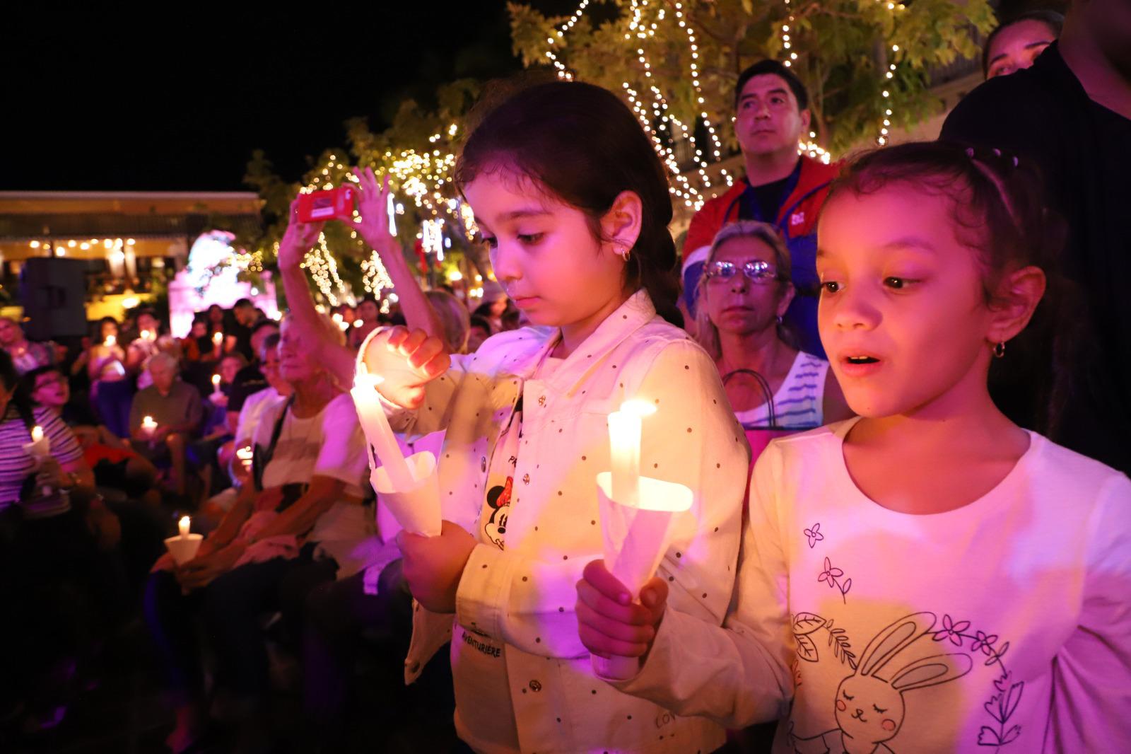 $!Los asistentes encendieron una vela en señal de fe y esperanza.