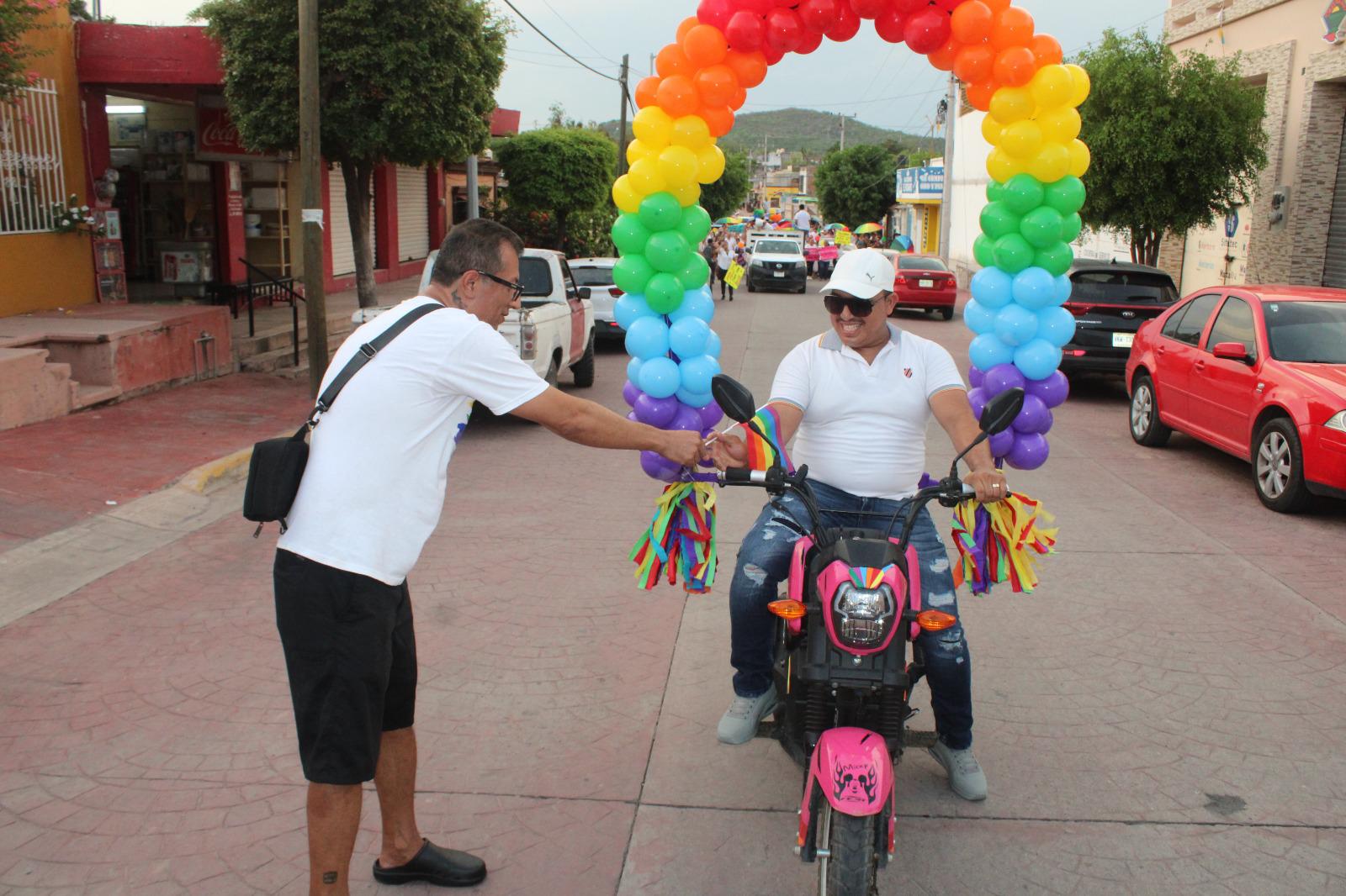 $!Moisés busca crear conciencia durante marcha del Orgullo LGBT+ en Rosario