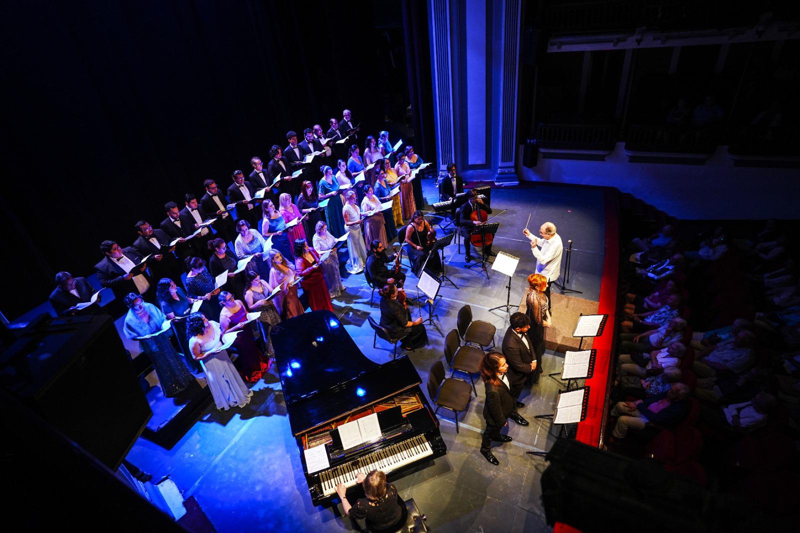 $!Coros de Culiacán y Mazatlán, junto a destacados solistas, ofrecieron una interpretación llena de solemnidad.