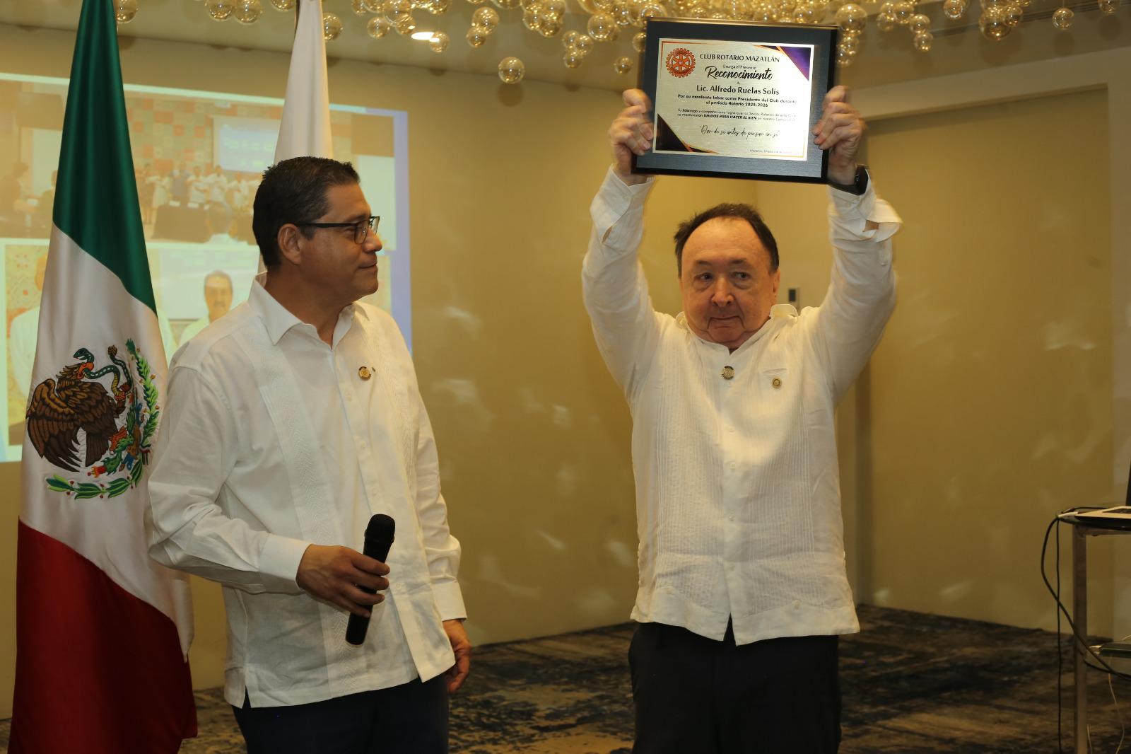 $!Alfredo Ruelas recibe reconocimiento por su año de presidente