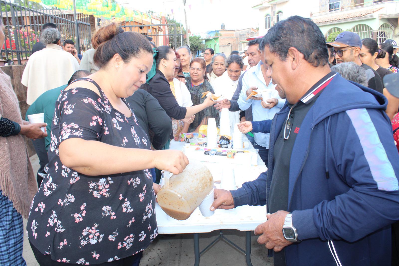 $!Diana Patricia tiene 26 años regresando un poco de lo que recibe del Señor San José