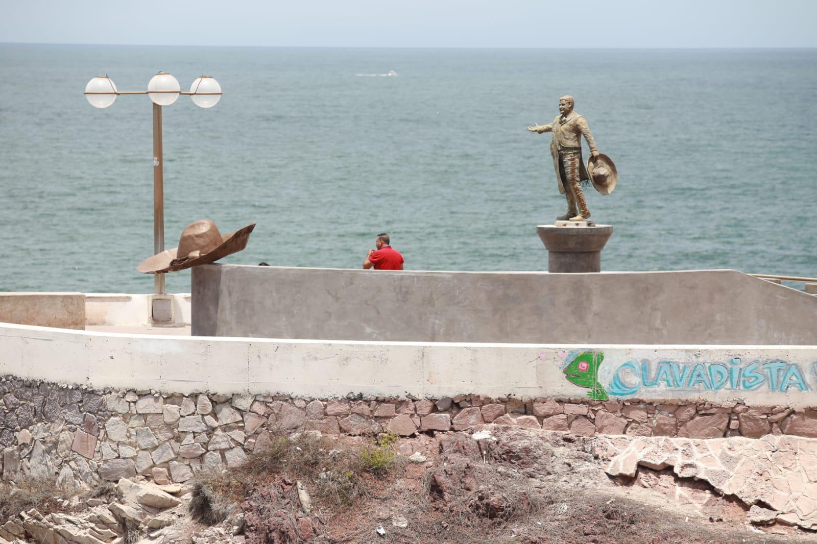 $!Estatua de José Alfredo Jiménez ahora adorna el mirador del corazón en Mazatlán