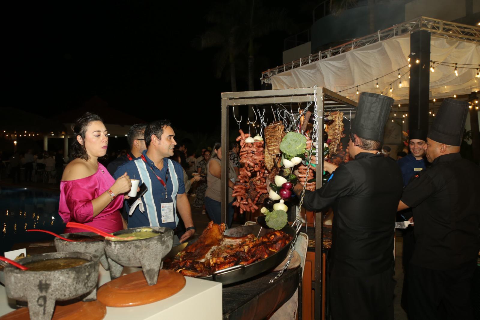 $!Los asistentes disfrutaron de la gastronomía local.