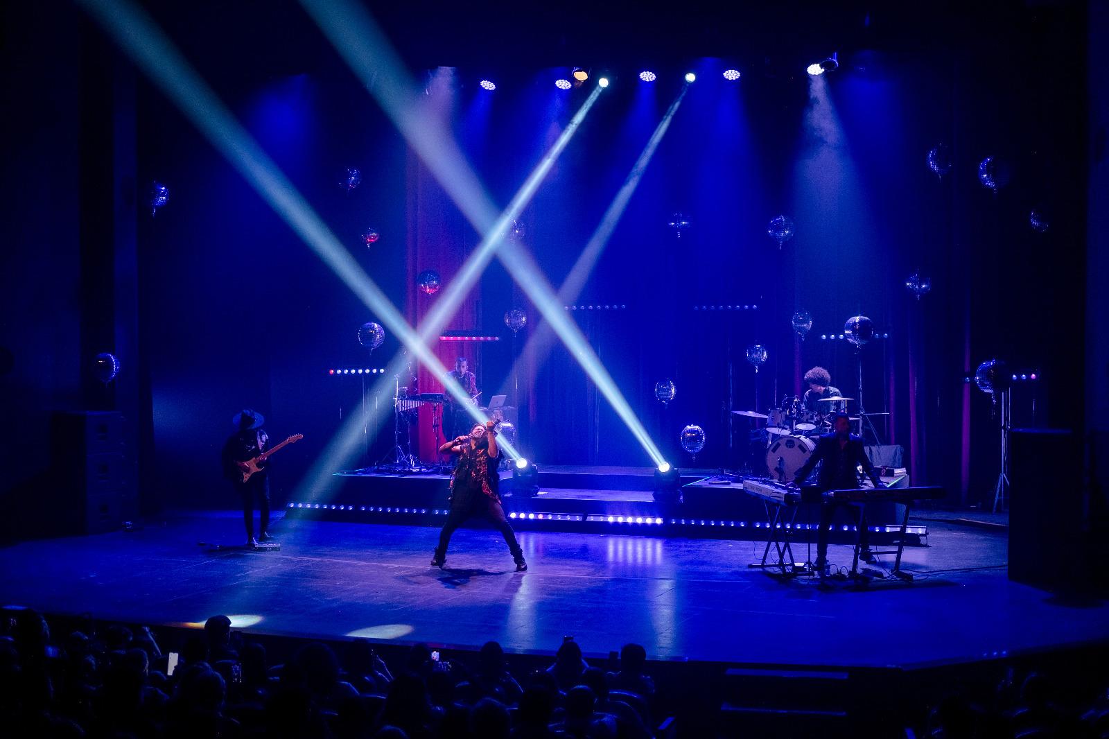 $!Lo acompañaron Vicente Hervás Rodríguez en la batería, Diego Tarango en las percusiones, Luigi Ray en la guitarra y Benjamín Benji en los teclados.