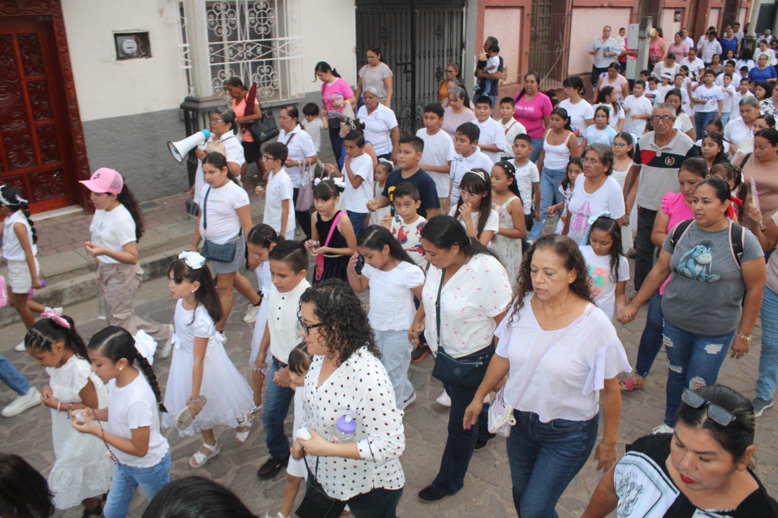 $!Niños peregrinan por la Virgen del Rosario y piden paz y salud para sus familias