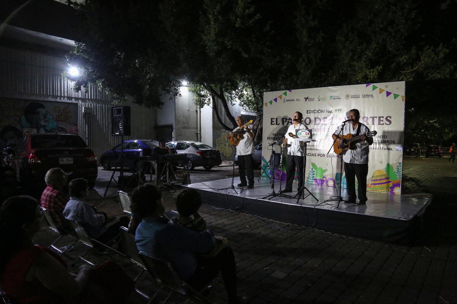 $!El Trío Azteca deleitó al público con boleros clásicos.