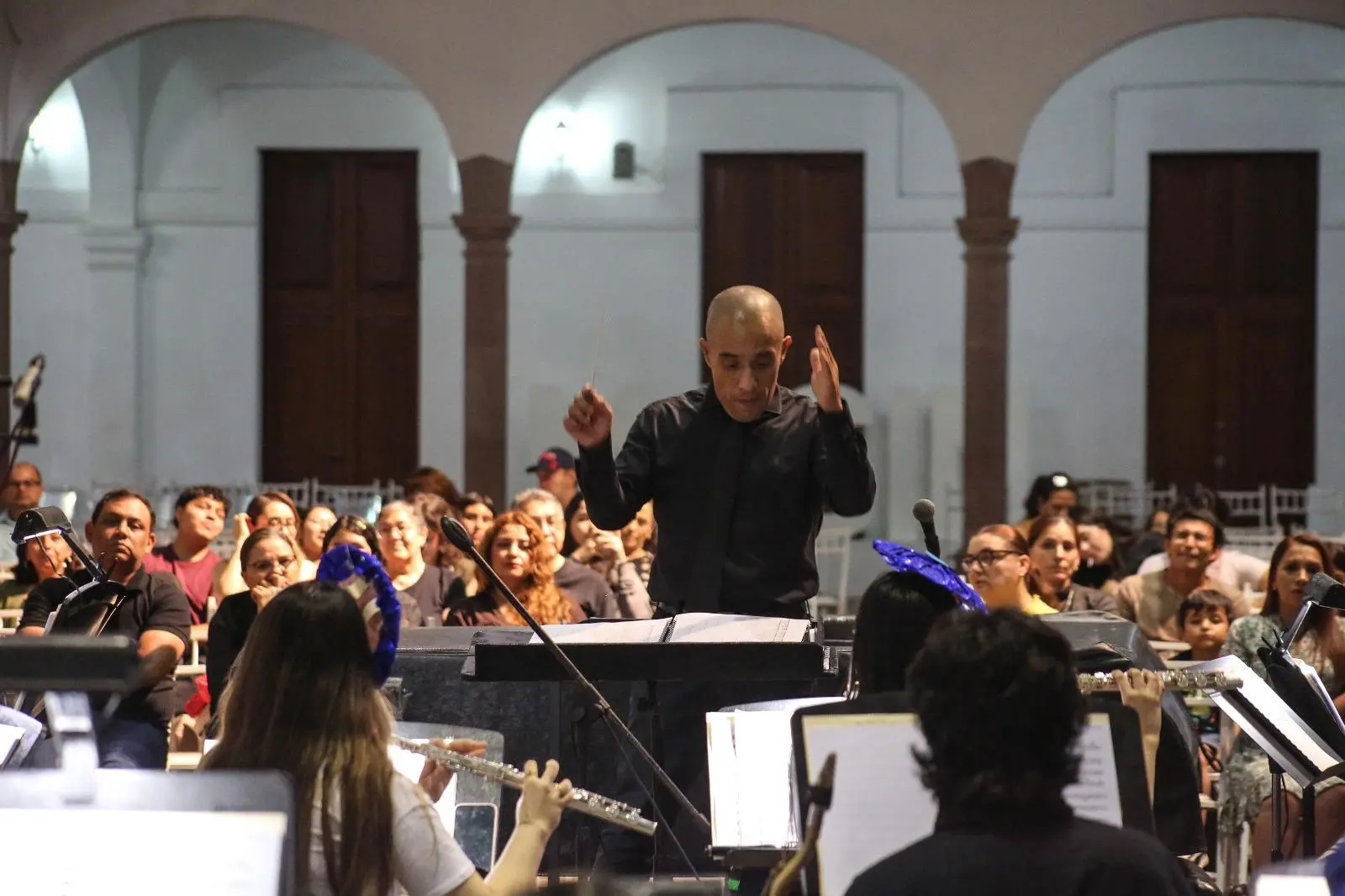 $!Diego Rojas dirige el concierto.