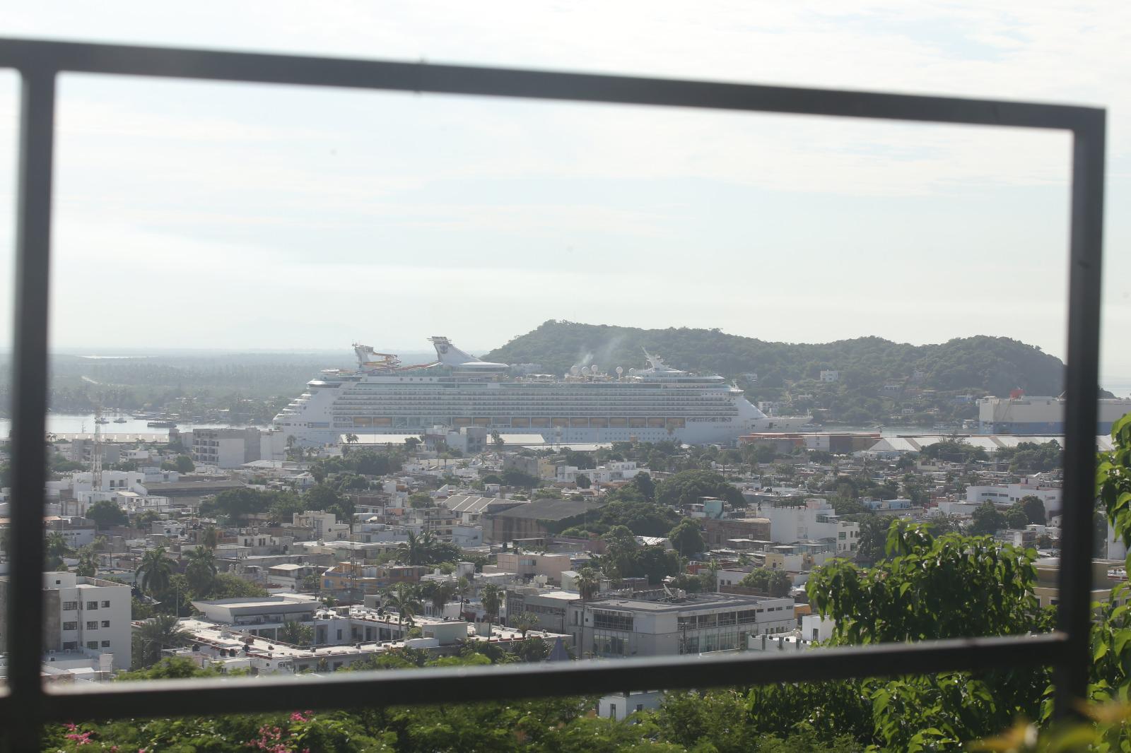 $!Disfrutan cruceristas atractivos de Mazatlán durante visita del Navigator Of The Seas