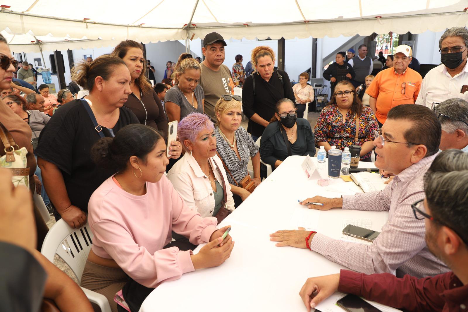 $!Tianguistas de la Flores Magón se manifiestan en Ayuntamiento de Mazatlán