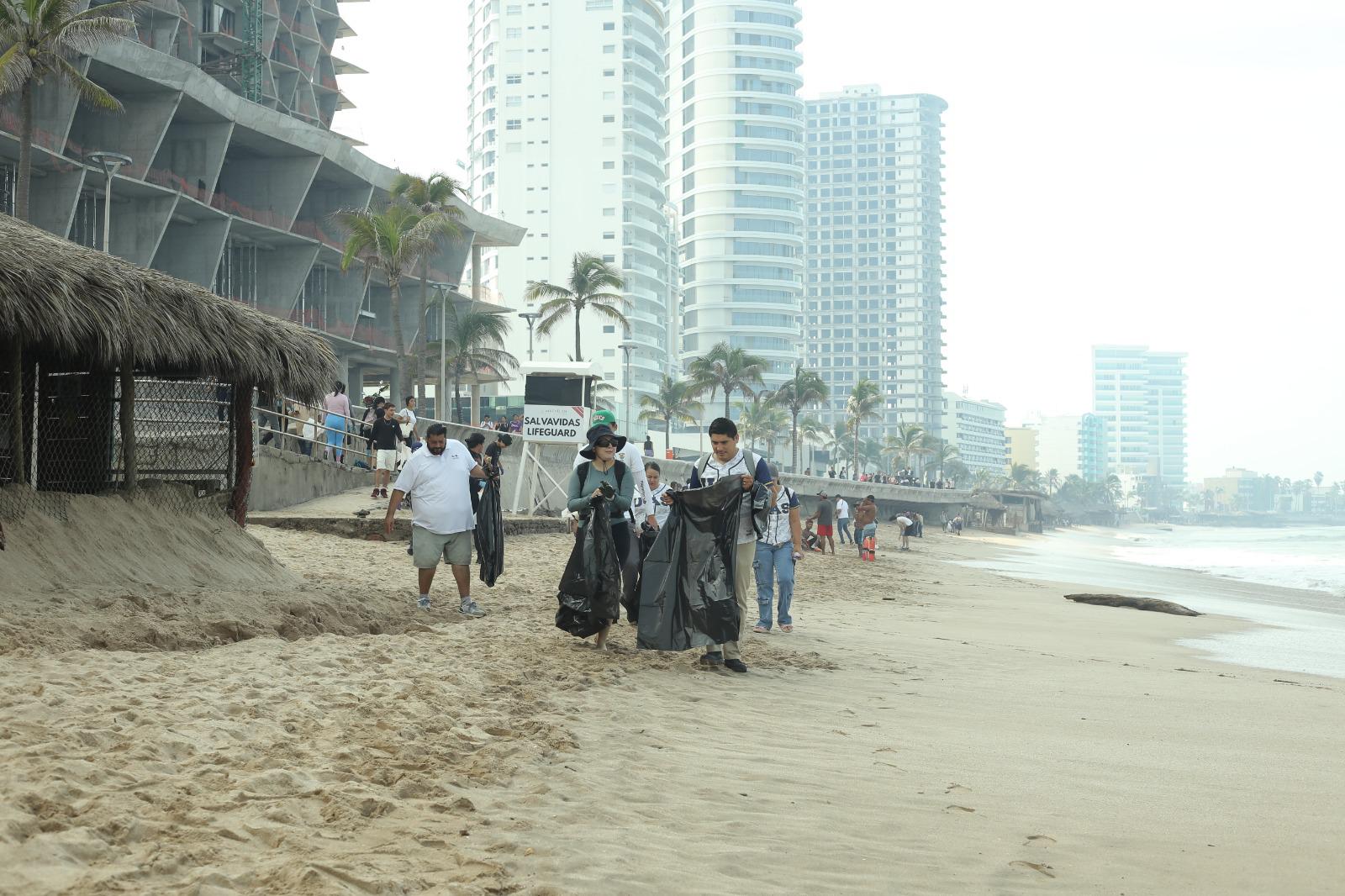 $!Alumnos de la UAS limpian playas y malecón de Mazatlán