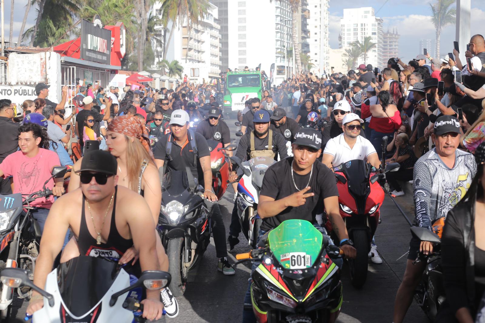 $!Rugen los motores en el magno desfile de la Semana de la Moto Mazatlán 2026